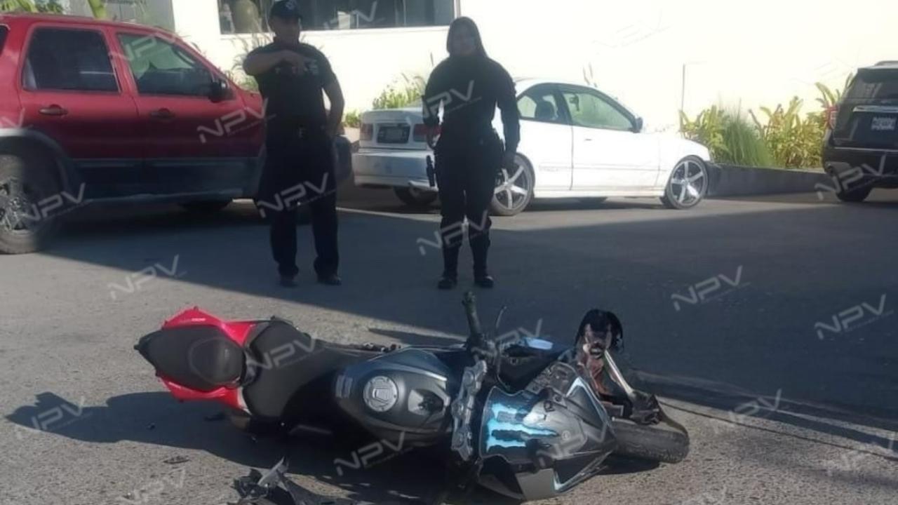 Choque en el crucero a Boca de Tomates deja a motociclista herido