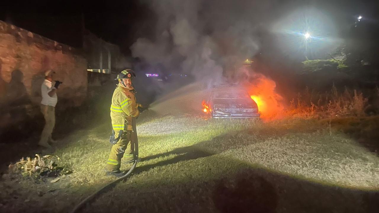 Controlan fuego de auto en barrio de Acaponeta