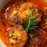 Deliciosas tortitas de romero en salsa picante de chile guajillo: una receta tradicional llena de sabor.