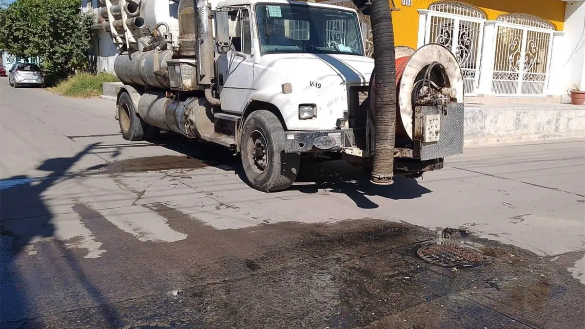 Despejan alcantarillado de colonias en Mazatlán: ¡Fuera escombros, toallitas húmedas y más!