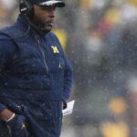 Despido de Sherrone Moore en Michigan por causa, citando 'relación inapropiada' con miembro del personal.