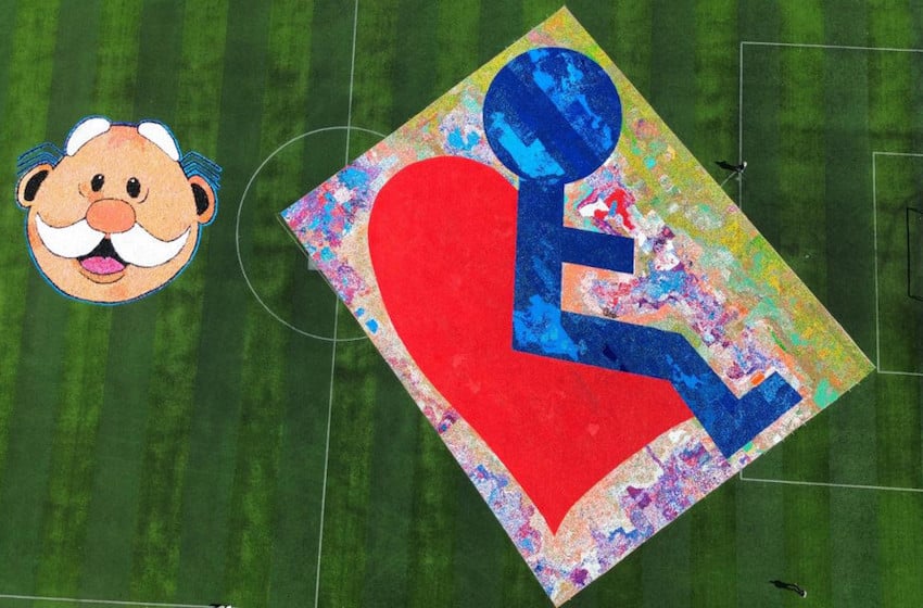 El Dr. Simi gana el Record Guinness por mosaico de tapas de botellas de 1,200 metros cuadrados