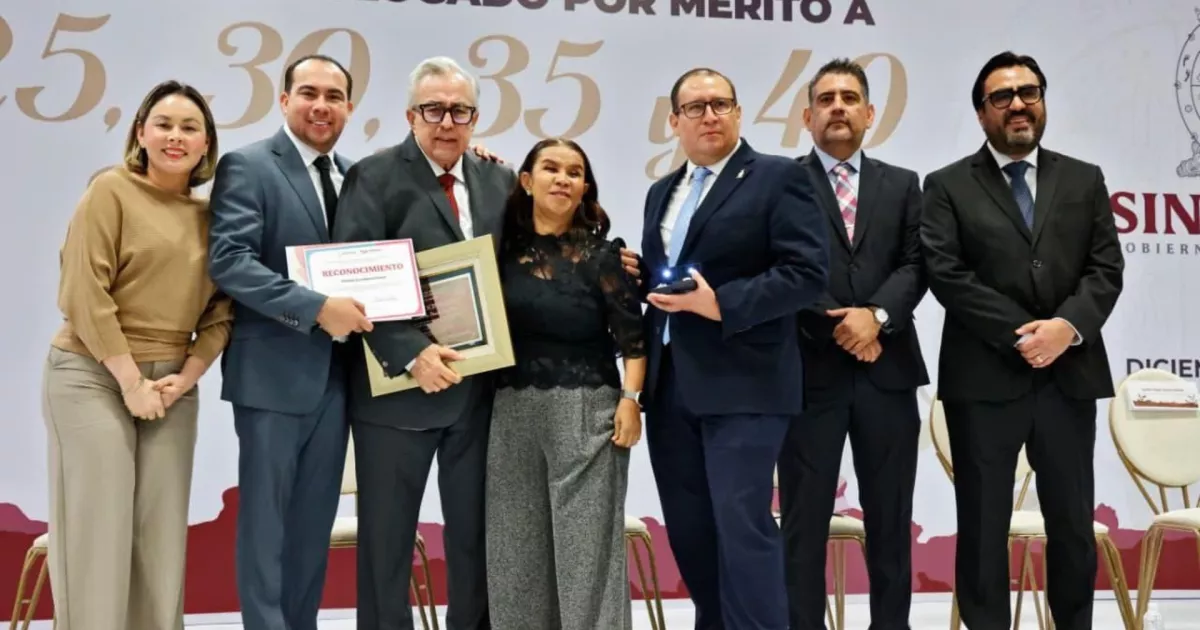 El Gobernador Rocha Moya rinde homenaje a los empleados públicos