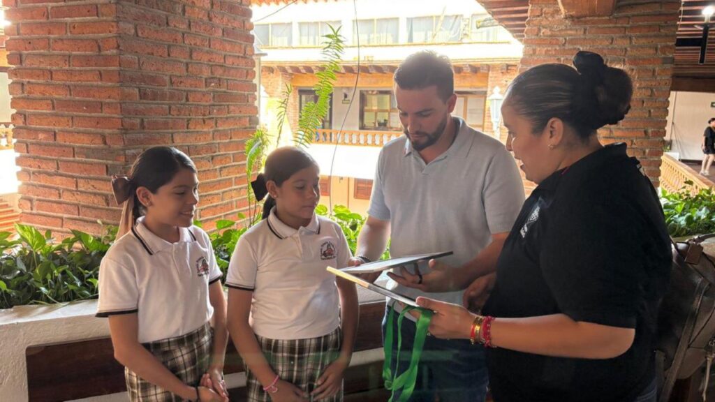 El alcalde Luis Munguía reconoce a Abdiel, Alexa y Alison por su amor por la naturaleza