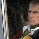 El príncipe Andrés renuncia a sus armas tras perder sus títulos nobiliarios