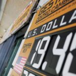 El valor del dólar se desploma, marcando un nuevo récord con su nivel más bajo en 17 meses