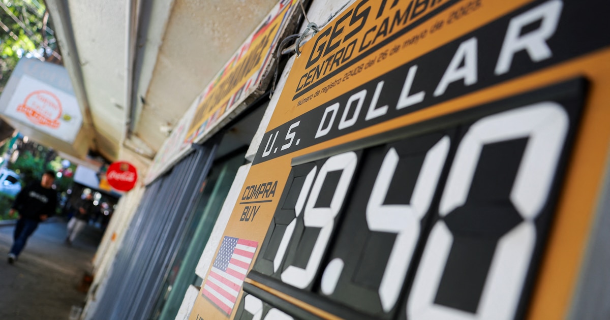 El valor del dólar se desploma, marcando un nuevo récord con su nivel más bajo en 17 meses