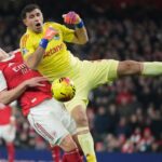 Emiliano Martínez se conecta con los fanáticos del Arsenal tras la derrota del Aston Villa
