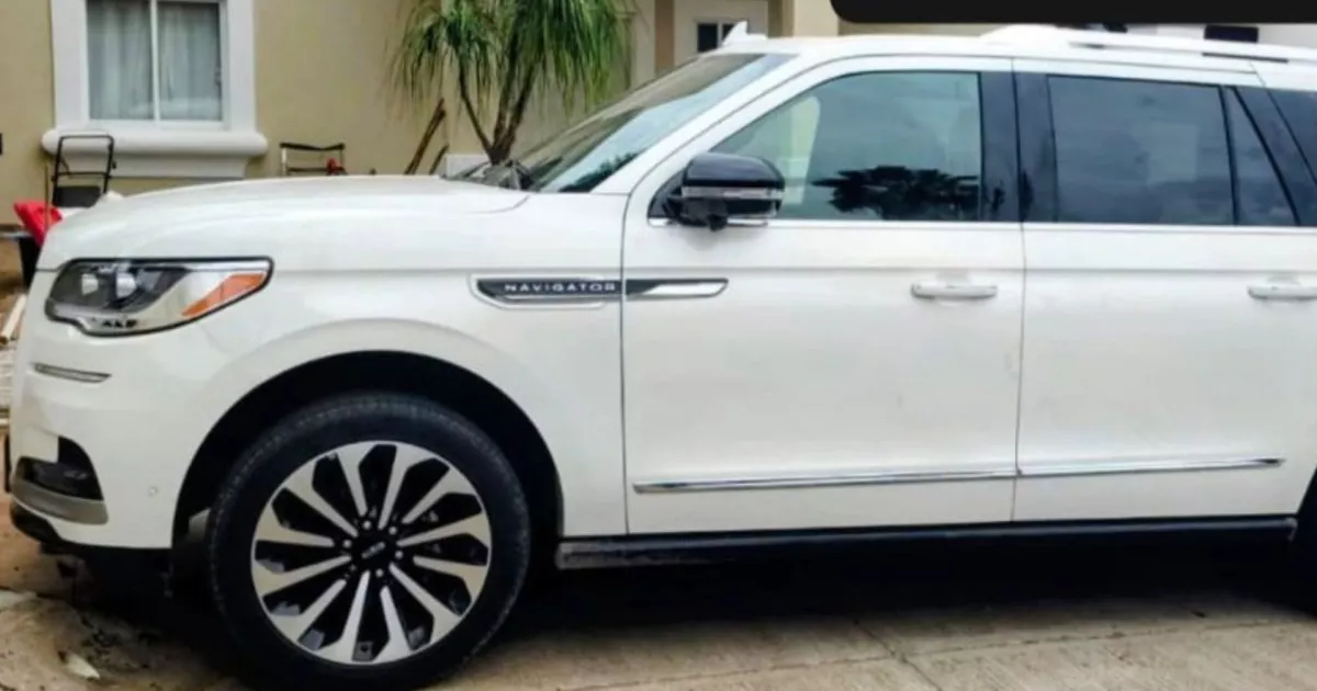 Encuentran camioneta de lujo abandonada con cartuchos de AK-47 en Montecarlo, Culiacán