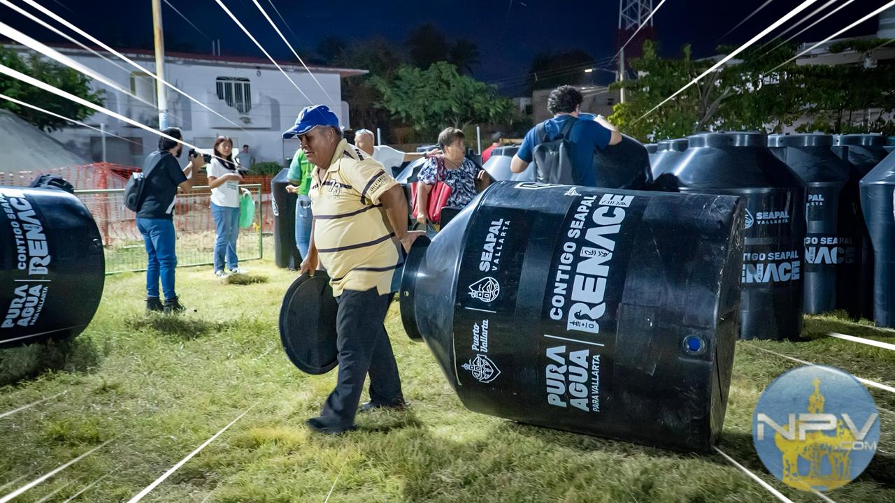 Entrega de Tinacos a Residentes de La Floresta en Puerto Vallarta por Seapal y el Gobierno Municipal