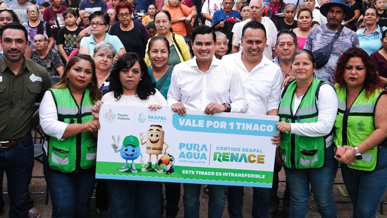 Entrega de tinacos a 200 hogares en la zona alta de El Pitillal por parte de SEAPAL