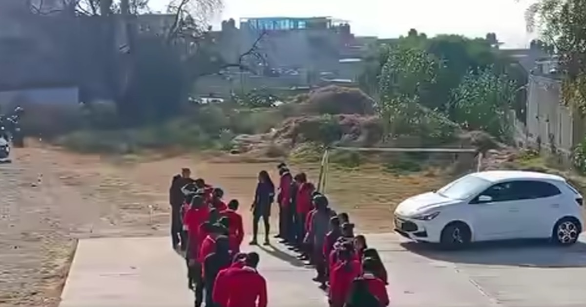 Estudiantes de preparatoria en el Edomex solicitan al alcalde que deje de "embellecer" a su esposa y en su lugar mejore su escuela