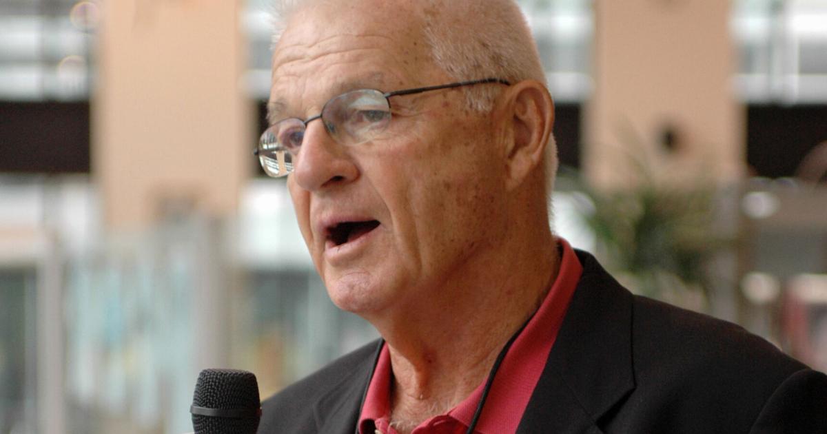 Fallece a los 91 años Paul Wiggin, miembro del Salón de la Fama del Fútbol Americano Universitario y ex entrenador.