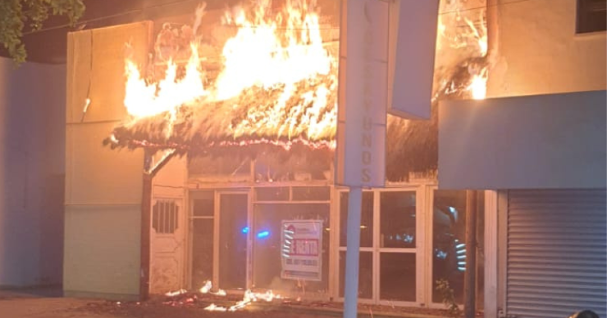 Fuego arrasa con un local alquilado en Guasave