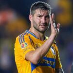 Gignac sorprende a aficionados al lucir los colores de un equipo histórico de México