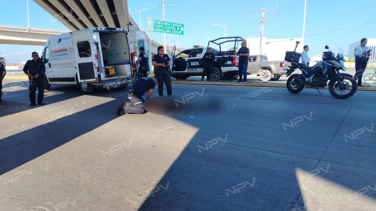 Hombre sufre graves lesiones al caer desde el puente de la autopista