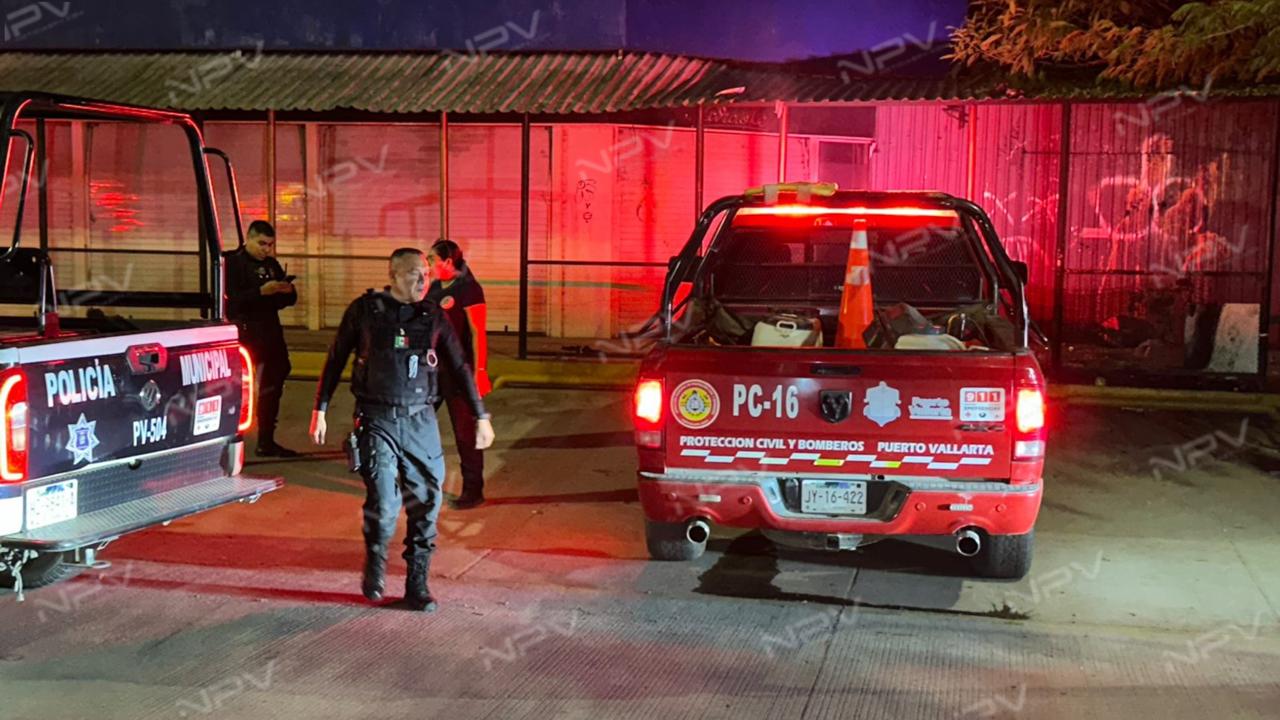 Incendio cerca de una estación de gasolina en El Pitillal