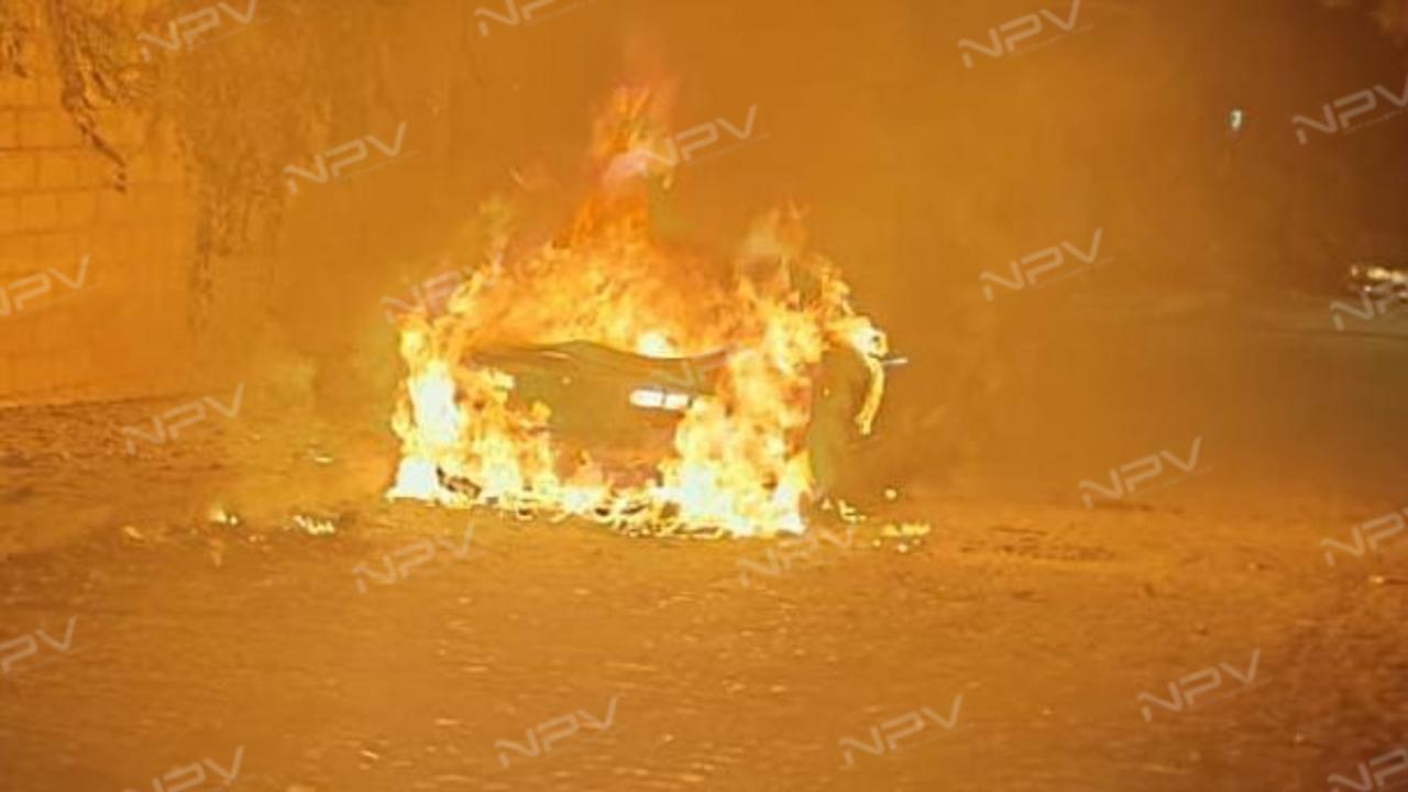 Incendio de auto en la colonia El Coapinole