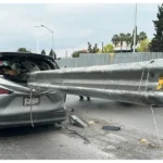 Increíble: Conductor se salva ileso después de que una camioneta sea atravesada por una barra metálica en un accidente en Saltillo