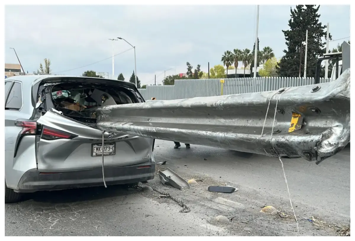 Increíble: Conductor se salva ileso después de que una camioneta sea atravesada por una barra metálica en un accidente en Saltillo