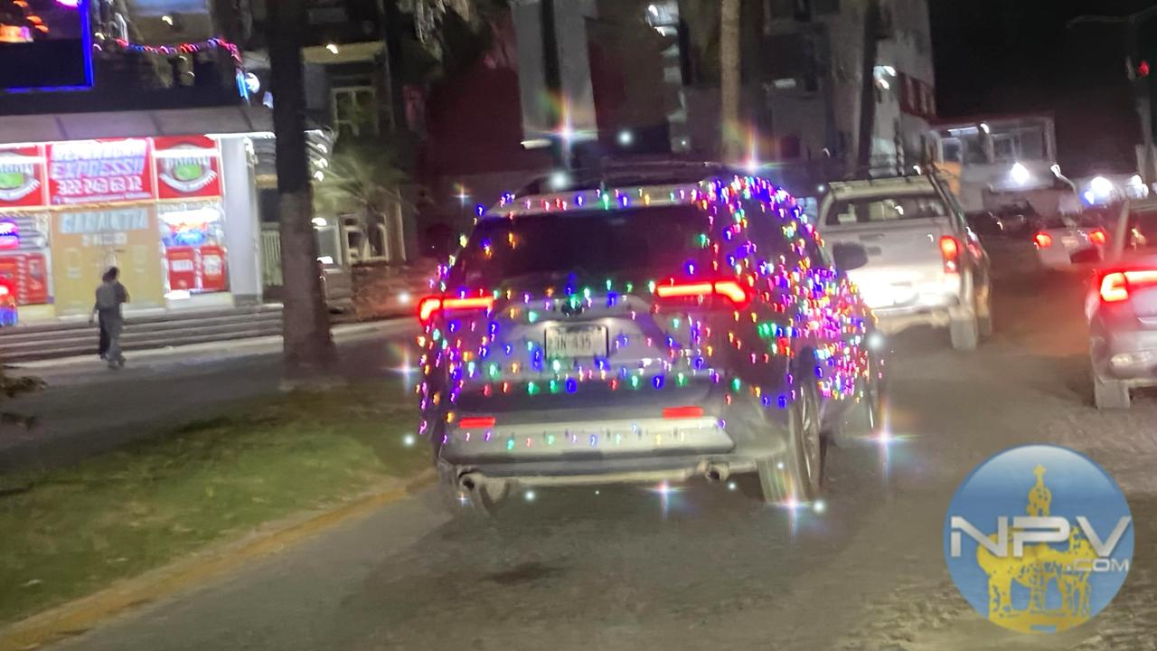 Increíble vehículo iluminado con luces navideñas deslumbra en las calles de Puerto Vallarta