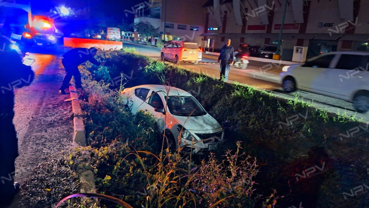 Increíble video: Auto cae descontrolado en canal pluvial frente a Plaza Caracol