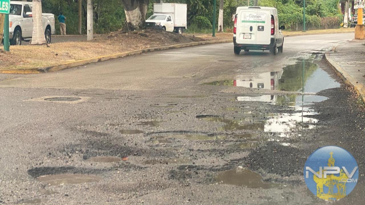 La Avenida Prisciliano Sánchez muestra señales de deterioro por los baches después de fuertes lluvias