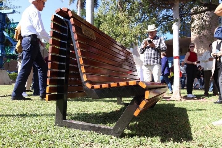 La Facultad de Ingeniería estrena su innovadora "Banco de Ideas" en honor a la promoción 1970-1975 de Ingeniería Civil