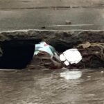 La basura obstruye coladeras y alcantarillas de Puerto Vallarta en cuestión de minutos