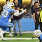Los Chargers ganan 22-19 en tiempo extra con gol de campo de Dicker y una intercepción de Jefferson ante los Eagles.