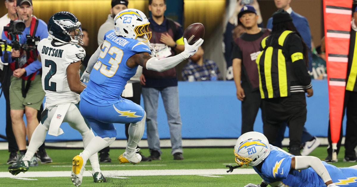 Los Chargers ganan 22-19 en tiempo extra con gol de campo de Dicker y una intercepción de Jefferson ante los Eagles.