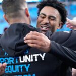 Los Panthers se colocan en primer lugar en la NFC Sur con una victoria de 23-20 sobre los Buccaneers.