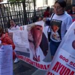 Madres manifestantes exigen justicia por desaparecidos en Edomex frente al Palacio Nacional