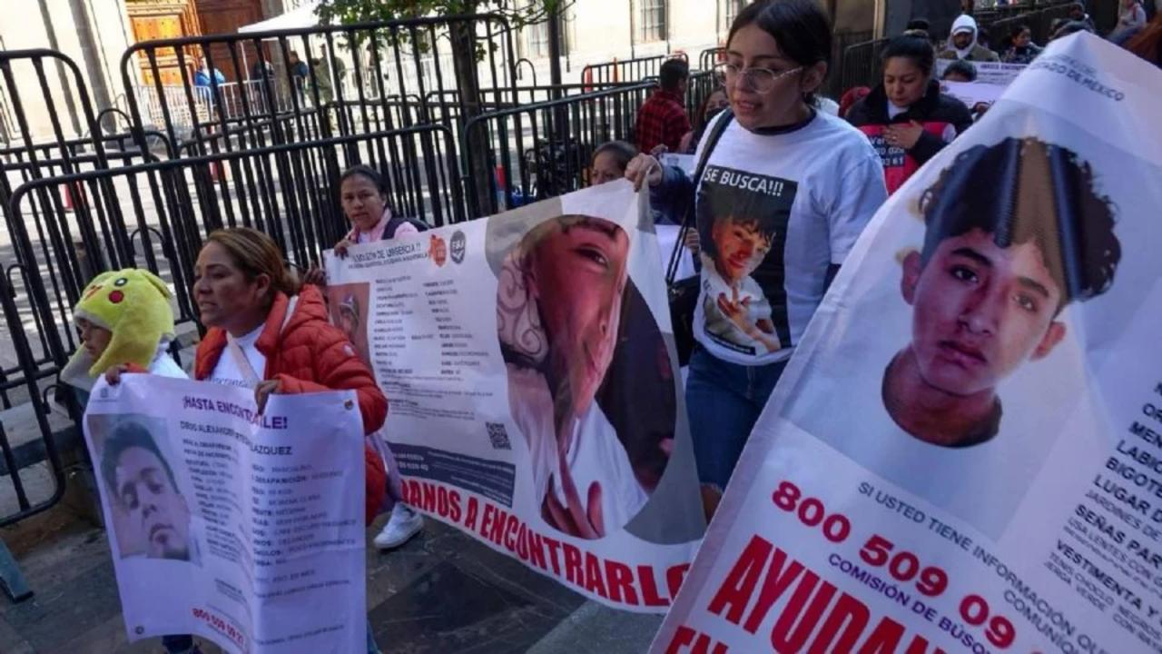 Madres manifestantes exigen justicia por desaparecidos en Edomex frente al Palacio Nacional