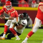 Mahomes sufre tres intercepciones y los Chiefs caen ante Houston, eliminados de los Playoffs.