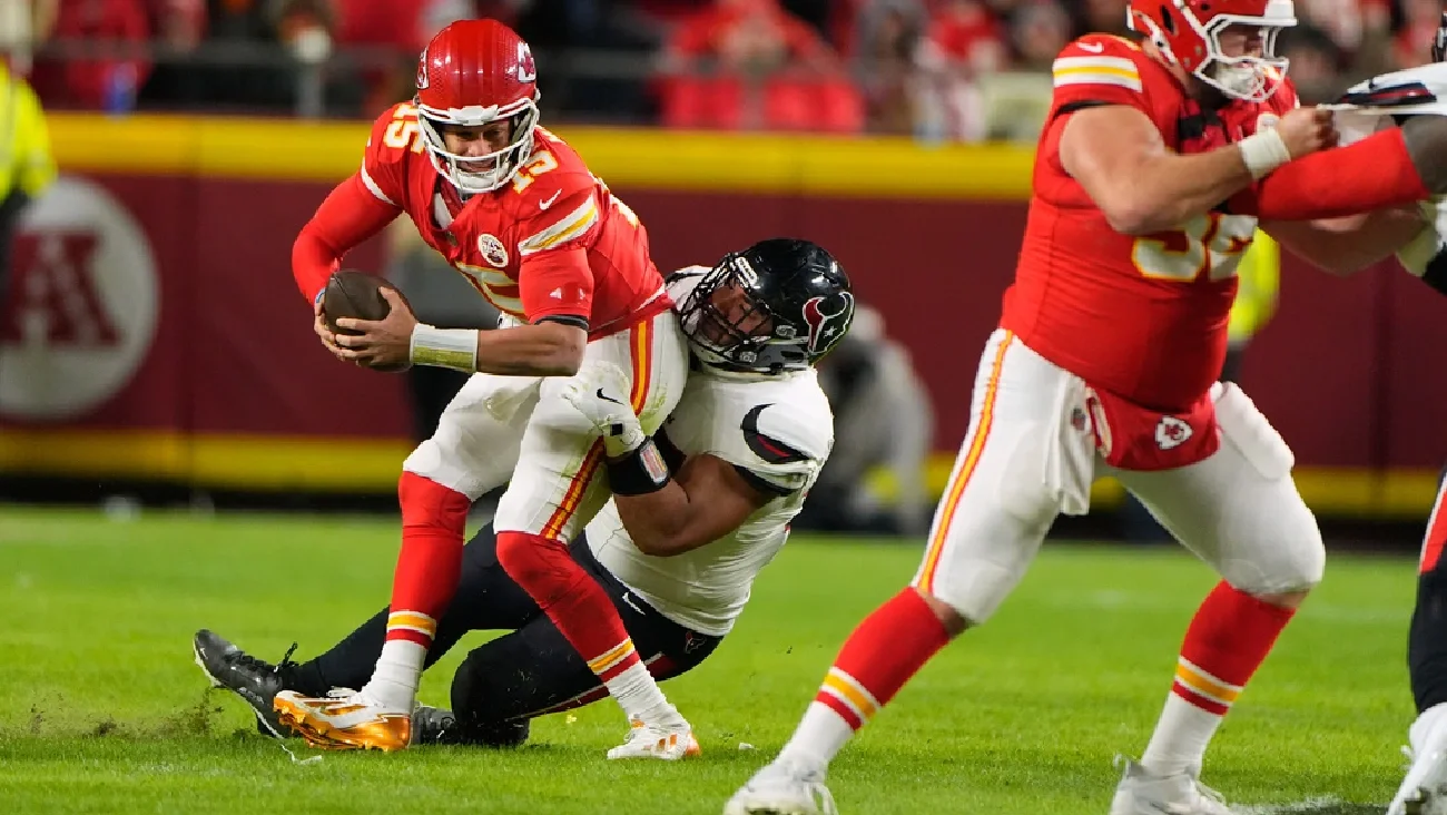Mahomes sufre tres intercepciones y los Chiefs caen ante Houston, eliminados de los Playoffs.