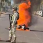 Motociclista derrapa y su moto arde frente a la 41 Zona Militar en Puerto Vallarta