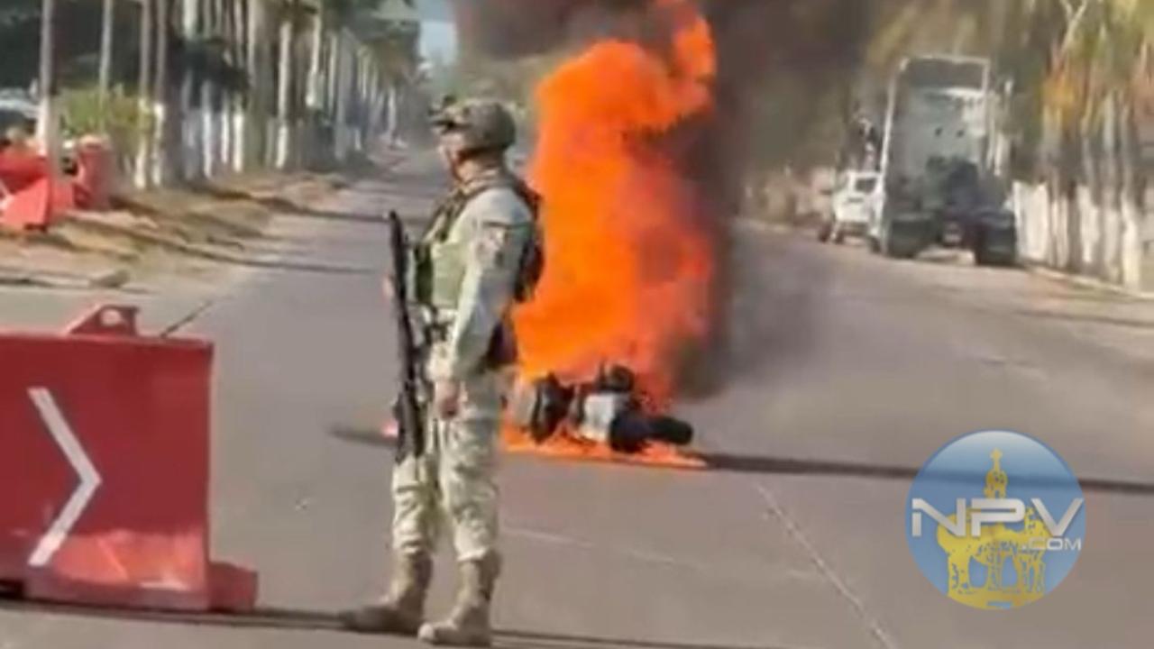 Motociclista derrapa y su moto arde frente a la 41 Zona Militar en Puerto Vallarta