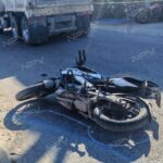 Motorista sufre graves lesiones al ser impactado por camión de carga en Los Poetas