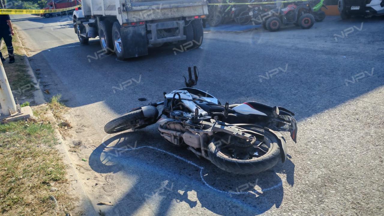 Motorista sufre graves lesiones al ser impactado por camión de carga en Los Poetas