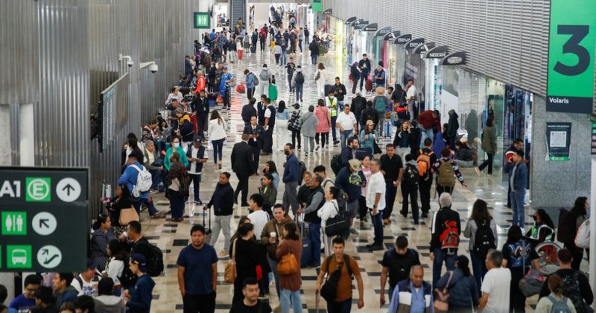 Pasajeros con destino a Cancún viven angustia en avión del AICM tras piloto encerrarse en cabina