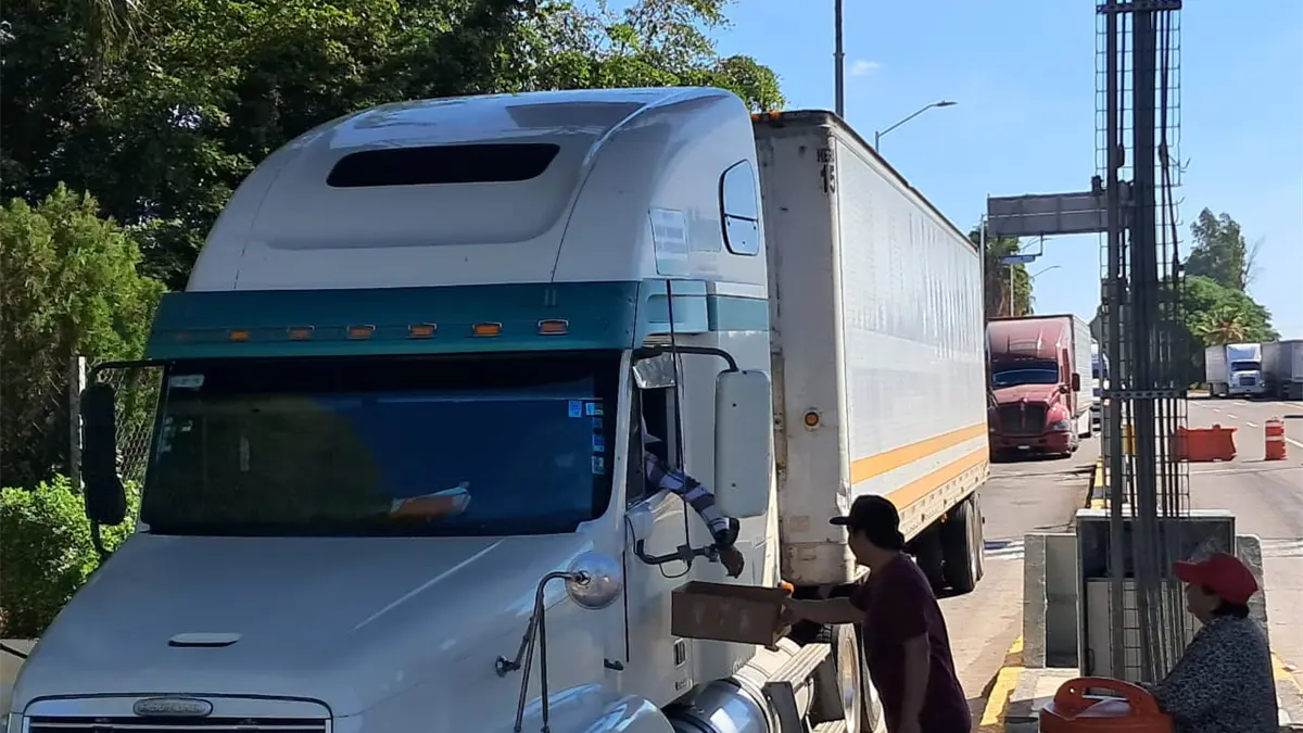 Productores se apoderan de caseta en Culiacán, Costa Rica, permitiendo el paso