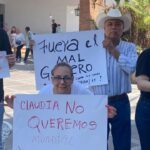 Protesta con pancartas en plaza de armas tras marcha fallida