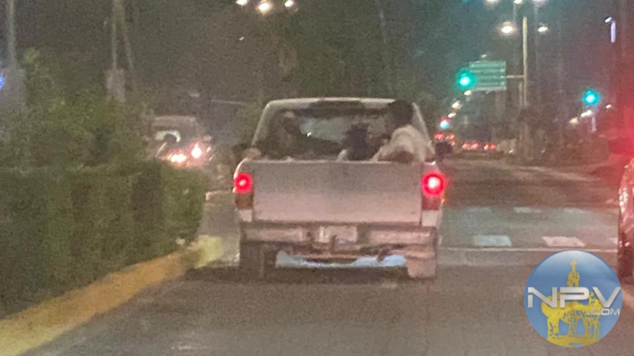 Riesgo inminente: Viajeros en la parte abierta de camionetas en Puerto Vallarta