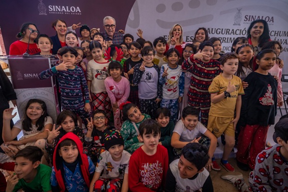 Rocha celebra la finalización de proyectos en una escuela primaria de Culiacán: "Los niños merecen lo mejor"