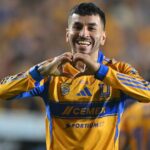 Tigres acarician el trofeo tras vencer a Toluca 1-0 en casa en la ida de la final de la Liga MX