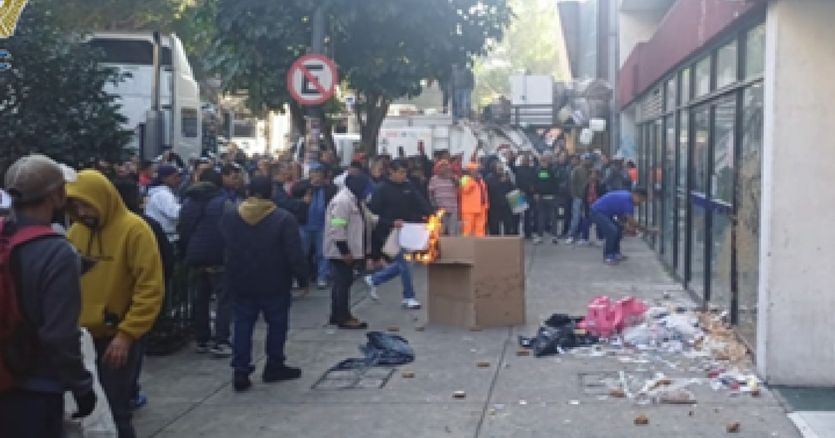 Trabajadores de limpieza bloquean la calle Fray Servando al deshacerse de la basura en llamas en una protesta