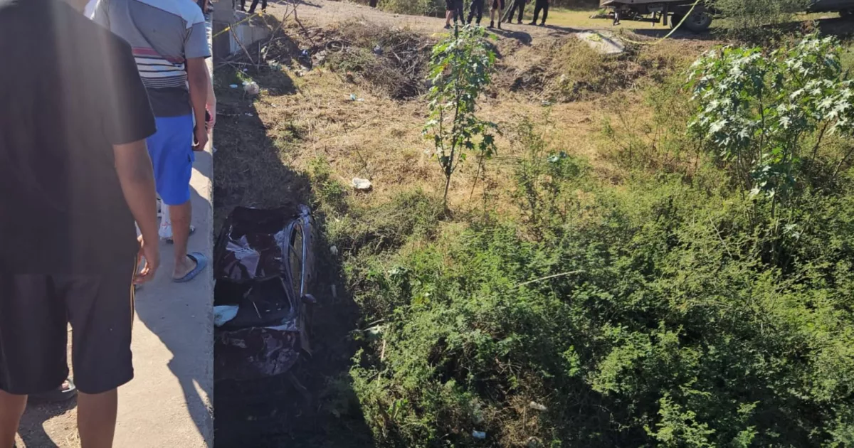 Trágico accidente en Navolato: Padre e hijo perecen al caer al fondo del canal