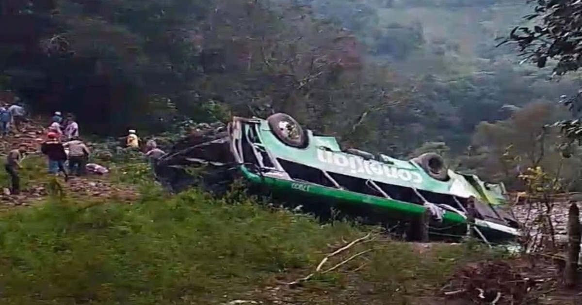 Trágico accidente vial en Zontecomatlán, Veracruz, deja ocho fallecidos y 19 heridos