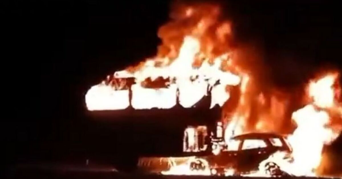 Trágico choque en la Maxipista: Camión de pasajeros y vehículo quedan irreconocibles